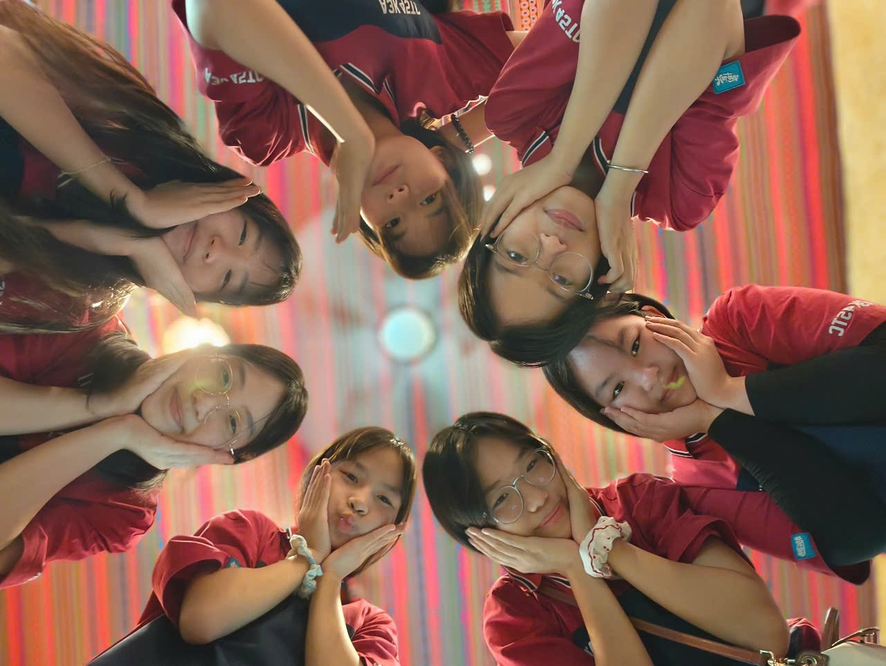 Ảnh có chứa Mặt người, người, trang phục, cười

Nội dung do AI tạo ra có thể không chính xác.