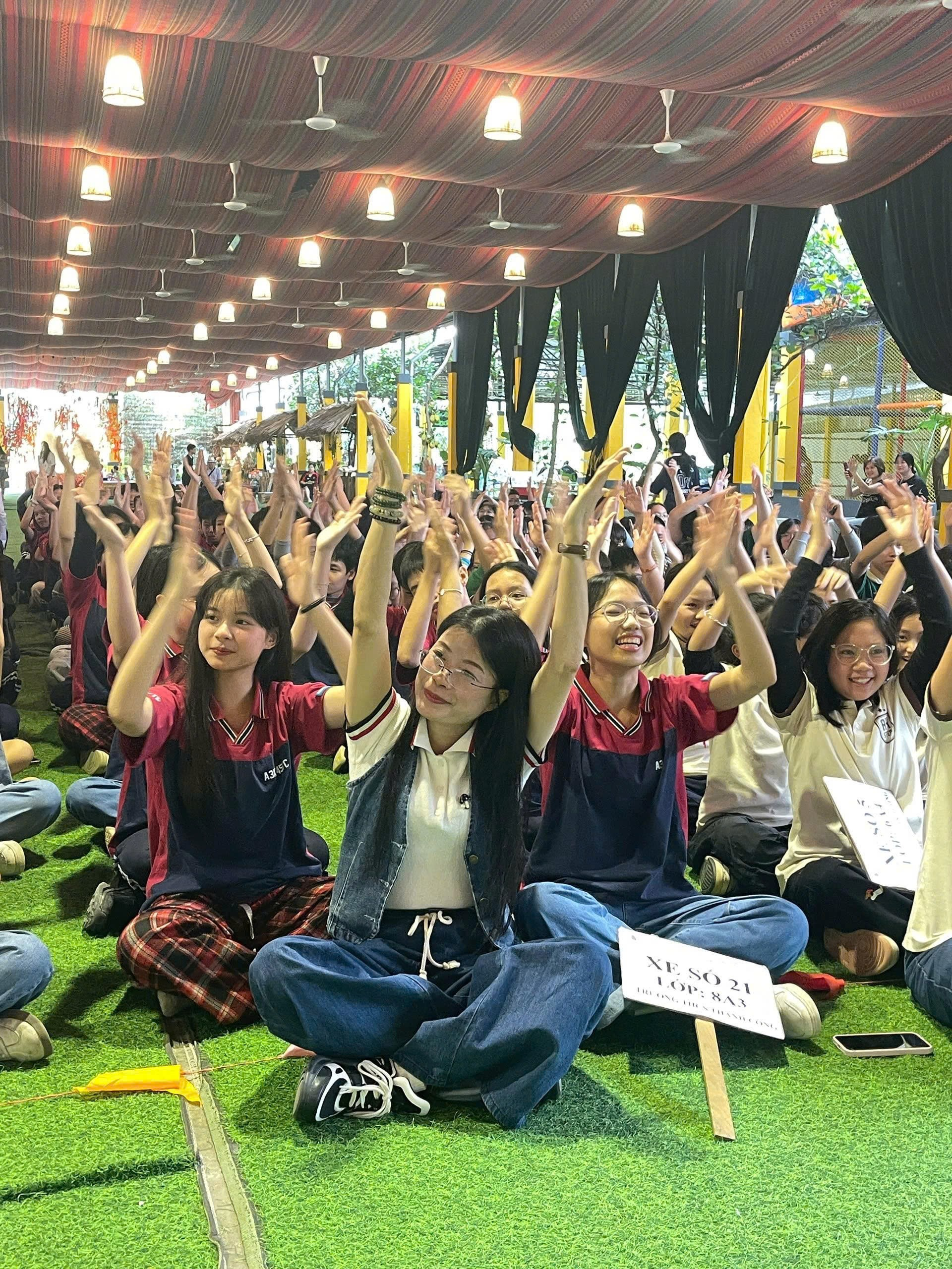 Ảnh có chứa trang phục, người, phụ nữ, giày dép

Nội dung do AI tạo ra có thể không chính xác.