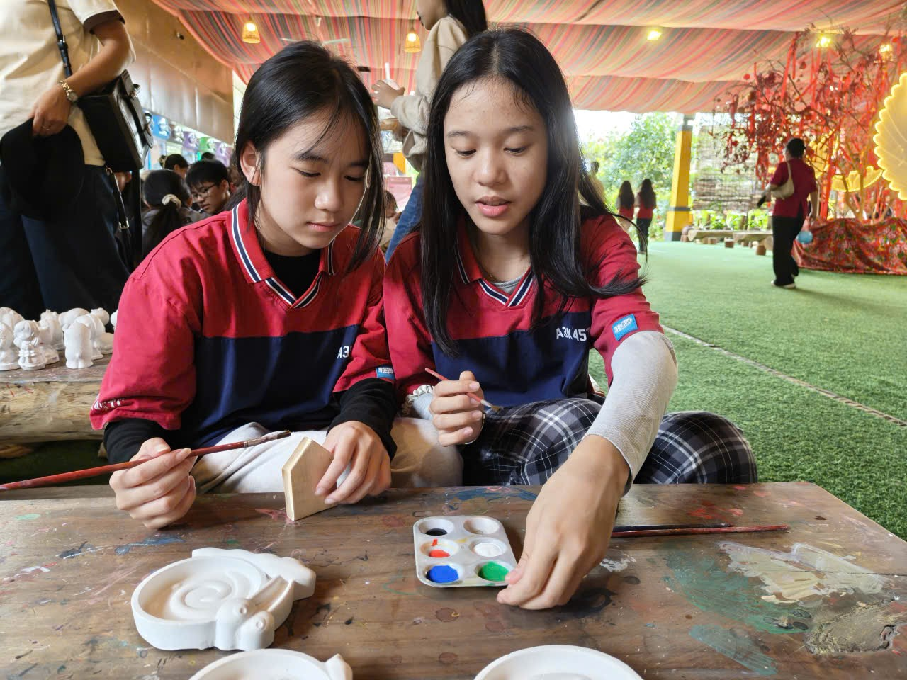 Ảnh có chứa người, trang phục, Mặt người, cô gái

Nội dung do AI tạo ra có thể không chính xác.