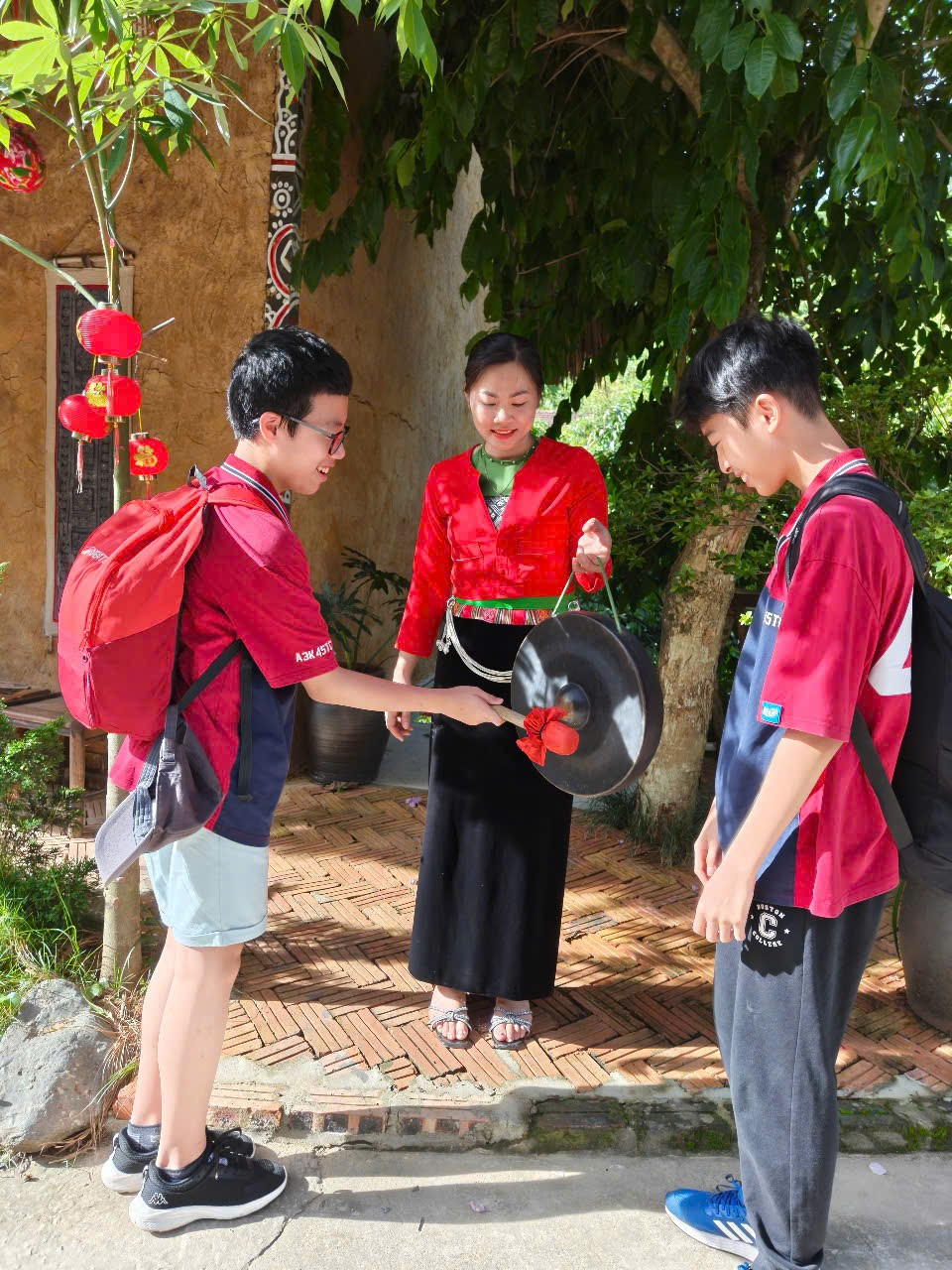 Ảnh có chứa trang phục, người, ngoài trời, giày dép

Nội dung do AI tạo ra có thể không chính xác.