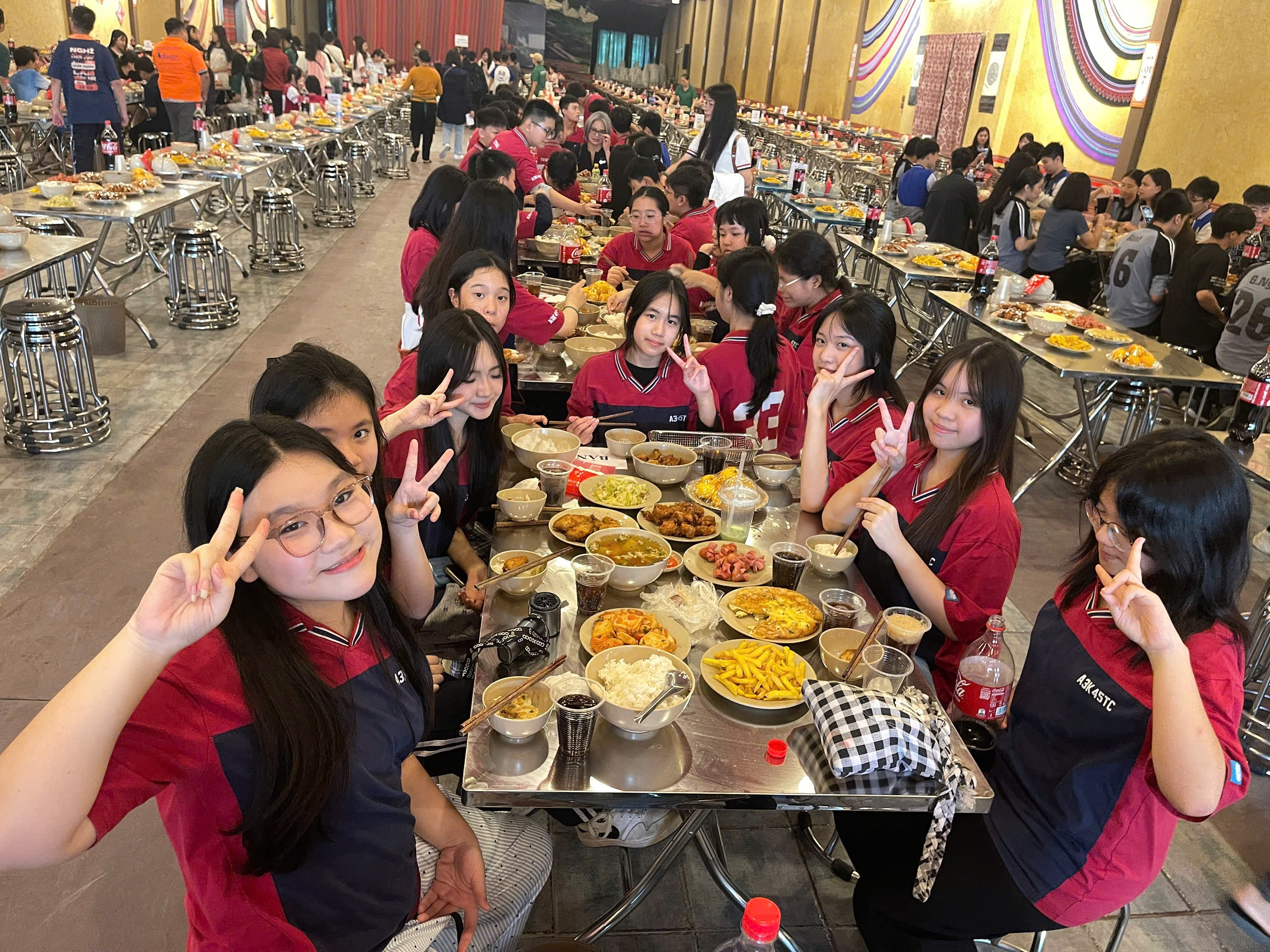 Ảnh có chứa trang phục, người, phụ nữ, bàn

Nội dung do AI tạo ra có thể không chính xác.