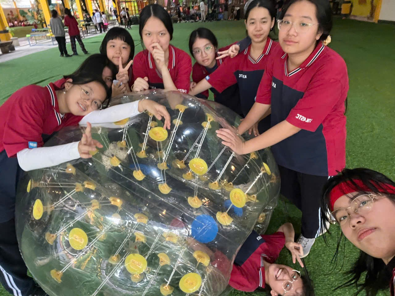 Ảnh có chứa người, trang phục, Mặt người, cô gái

Nội dung do AI tạo ra có thể không chính xác.