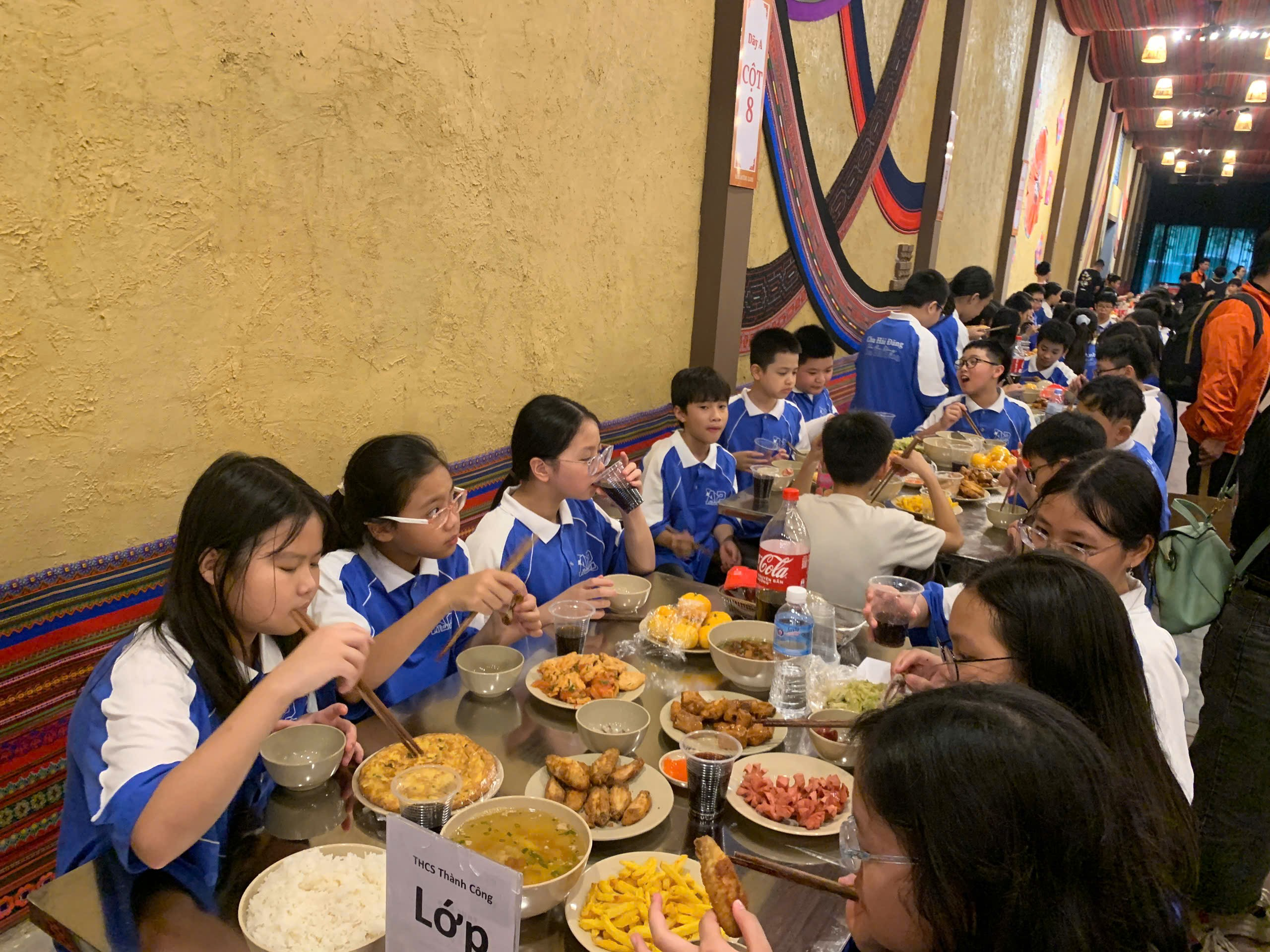 A group of children eating at a long table

AI-generated content may be incorrect.