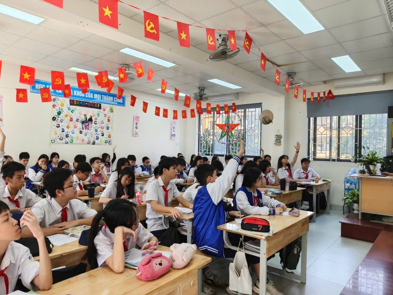 Ảnh có chứa trang phục, trong nhà, đồ đạc, người

Nội dung do AI tạo ra có thể không chính xác.