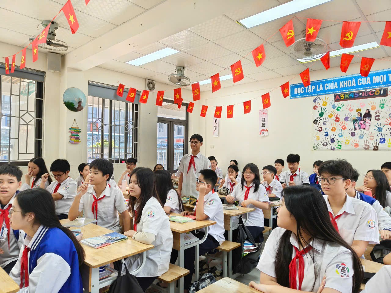 Ảnh có chứa trang phục, người, trong nhà, trường học

Nội dung do AI tạo ra có thể không chính xác.