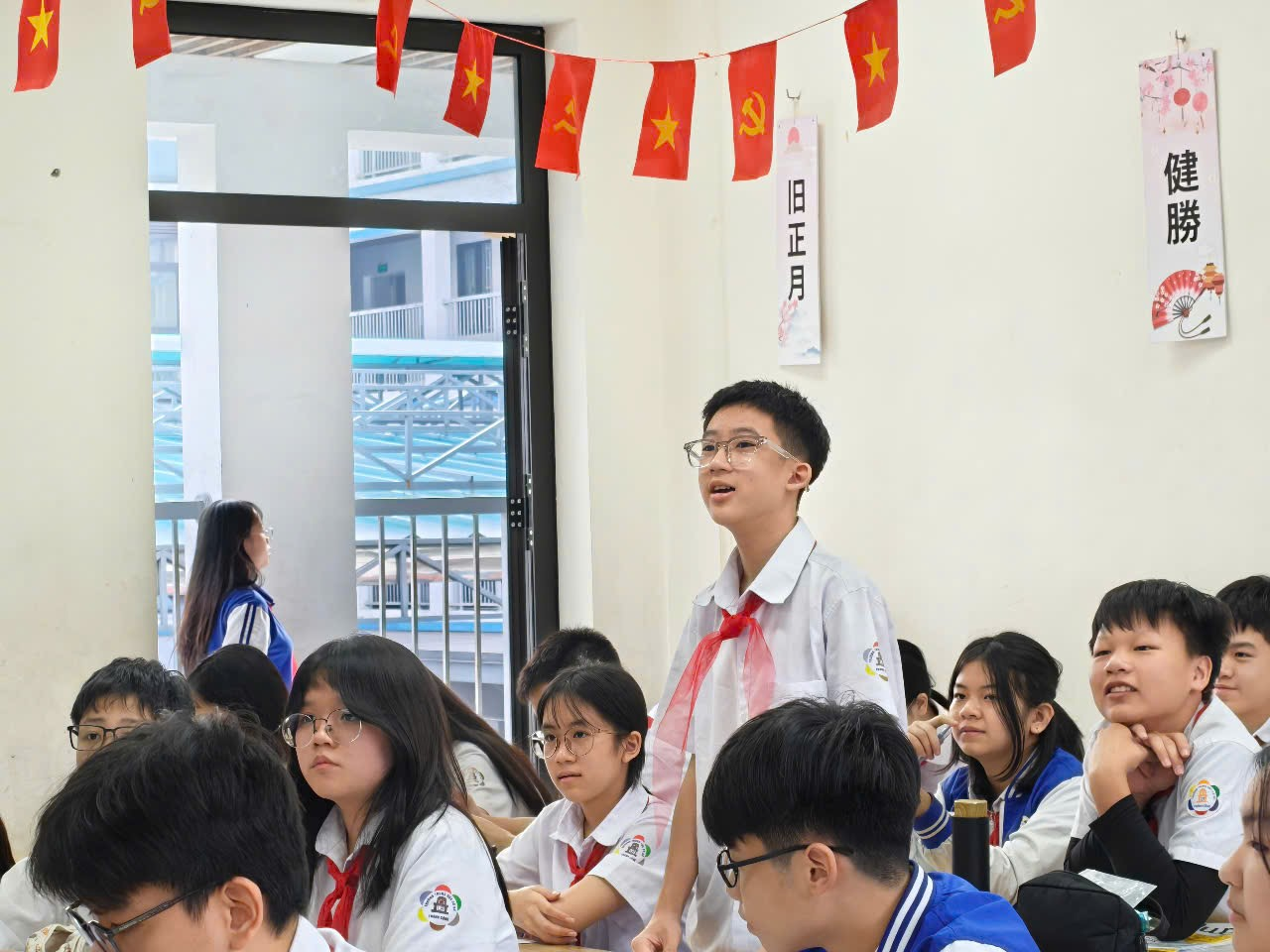 Ảnh có chứa trang phục, Mặt người, người, cậu bé

Nội dung do AI tạo ra có thể không chính xác.