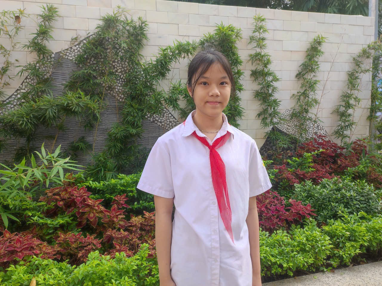 A child in a white shirt

AI-generated content may be incorrect.