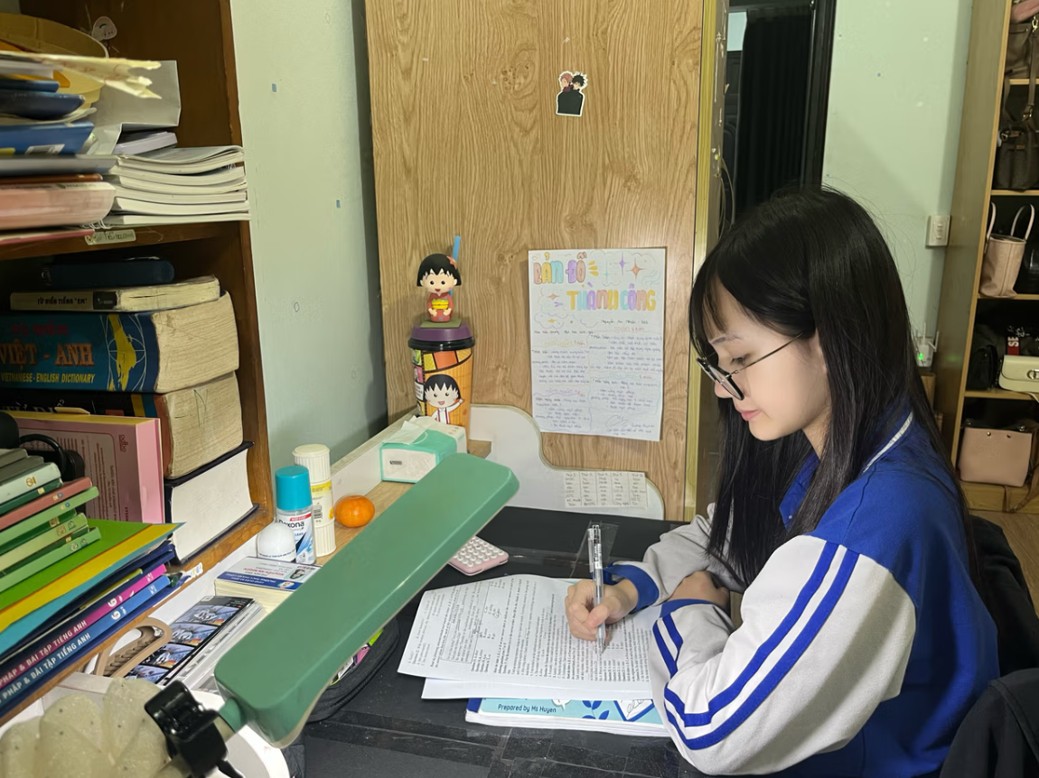 Ảnh có chứa trong nhà, sách, trang phục, người

Nội dung do AI tạo ra có thể không chính xác.