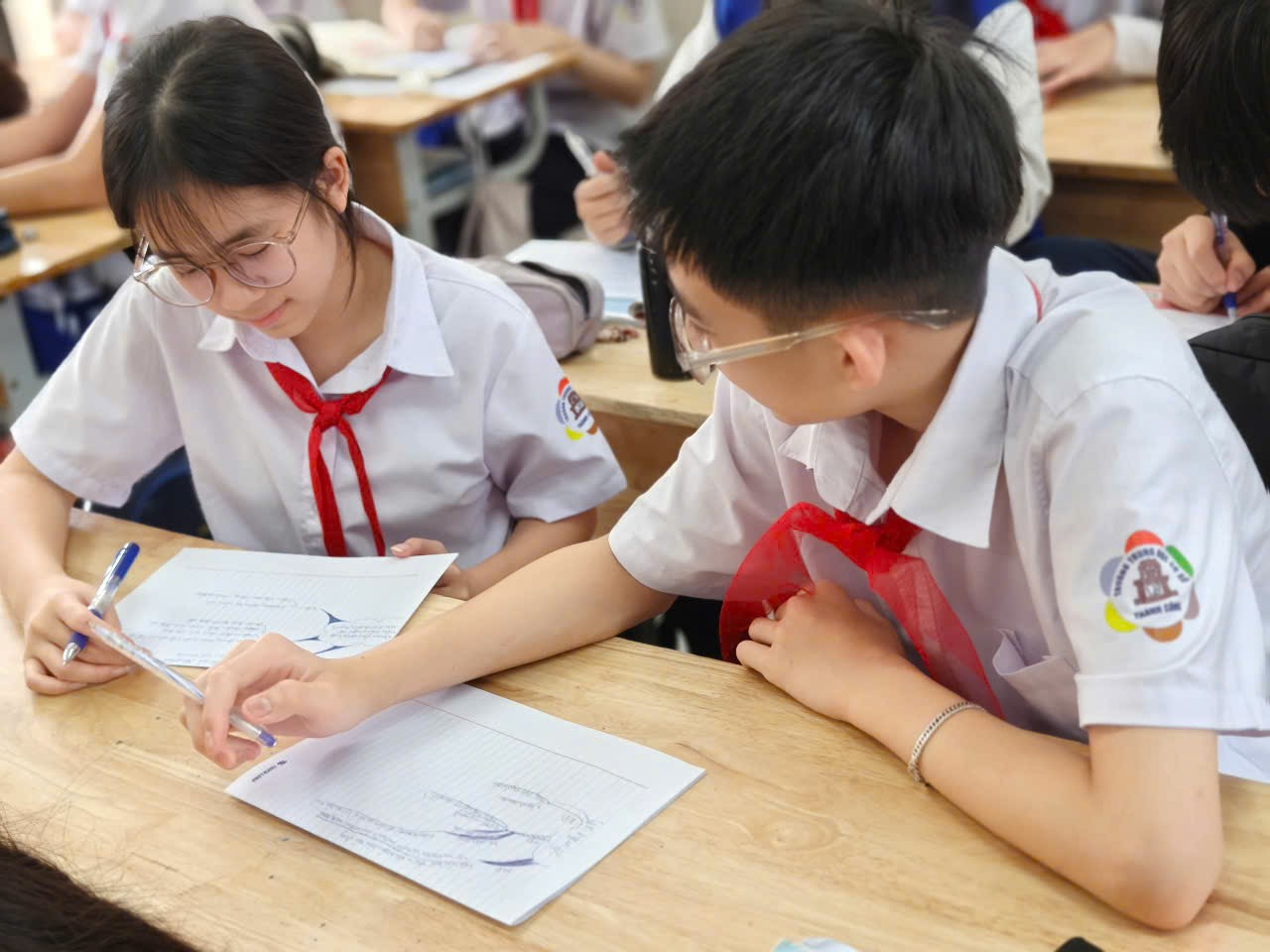 Ảnh có chứa người, trang phục, Học tập, Học sinh
Nội dung do AI tạo ra có thể không chính xác.