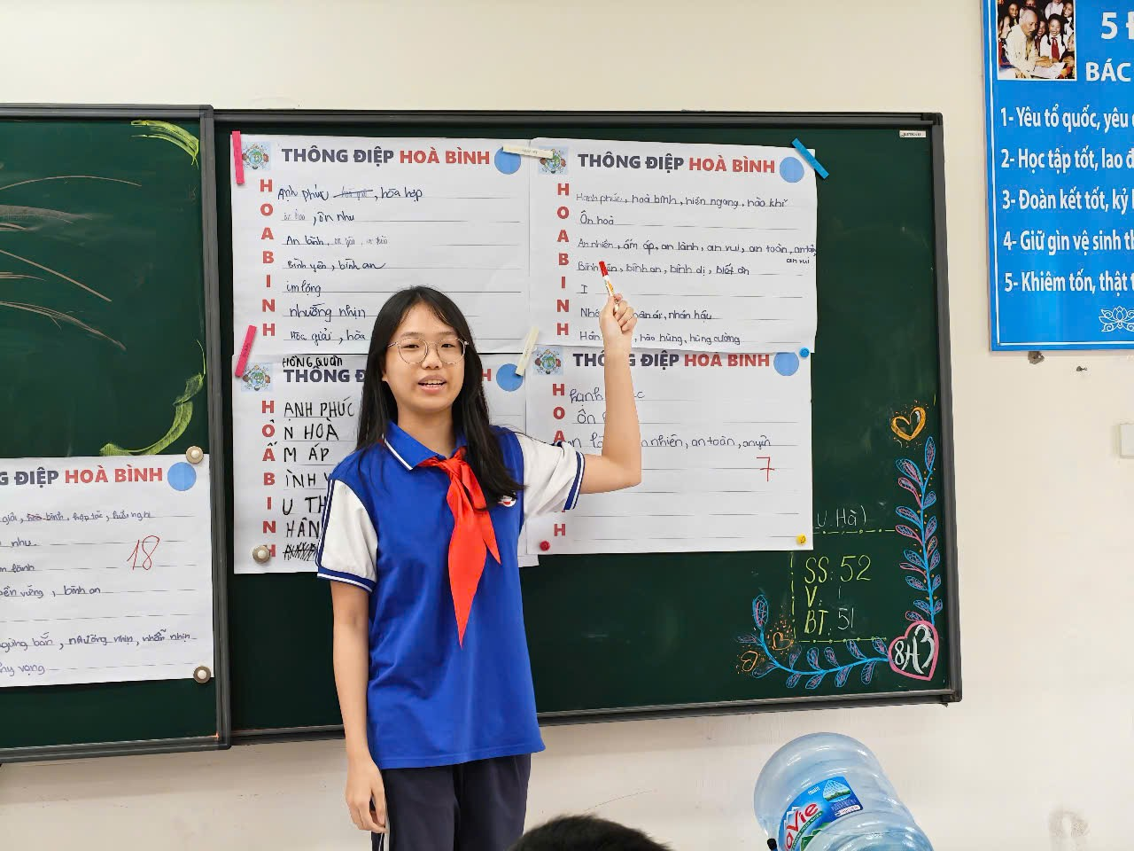 Ảnh có chứa văn bản, trang phục, người, Mặt người
Nội dung do AI tạo ra có thể không chính xác.