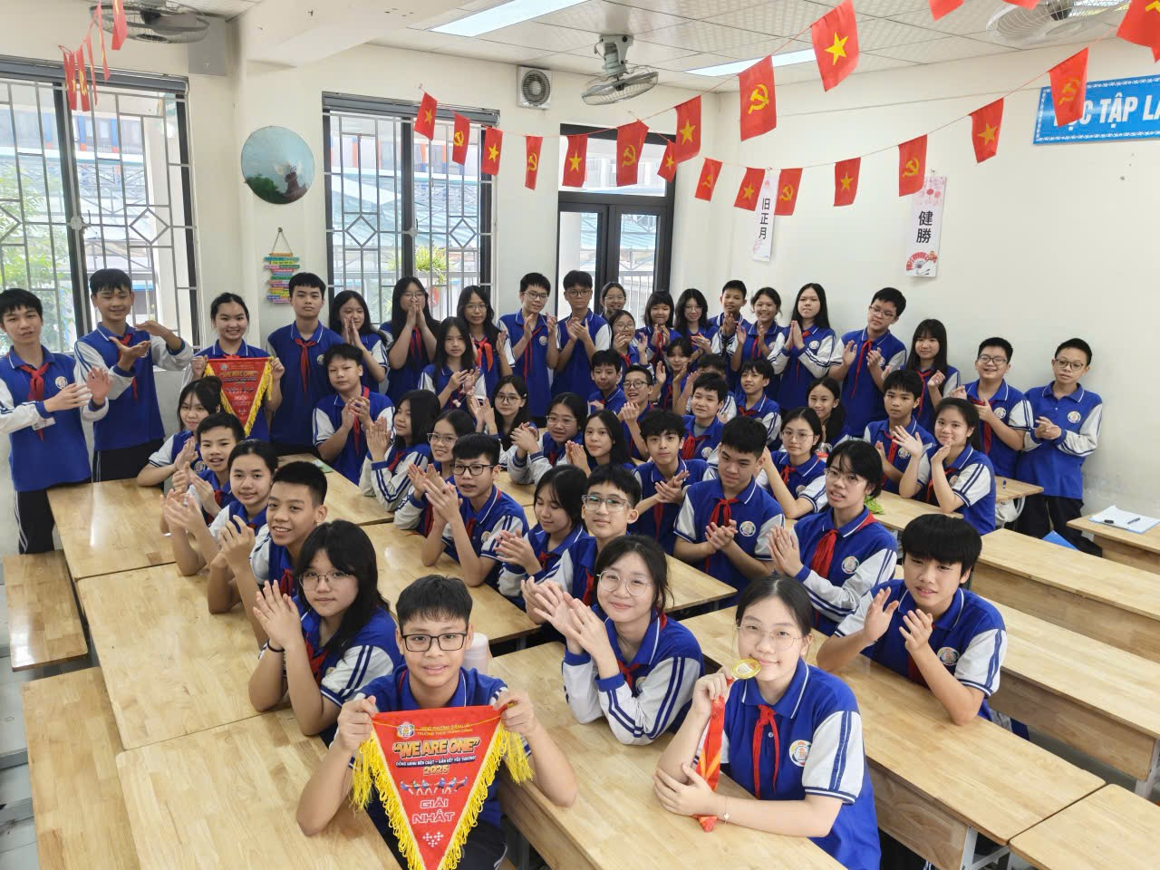 Ảnh có chứa trang phục, người, trong nhà, Trường công
Nội dung do AI tạo ra có thể không chính xác.