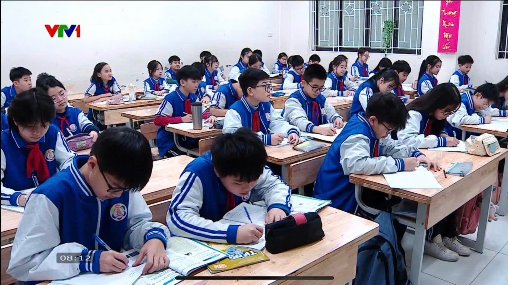 A group of students in a classroom
Description automatically generated