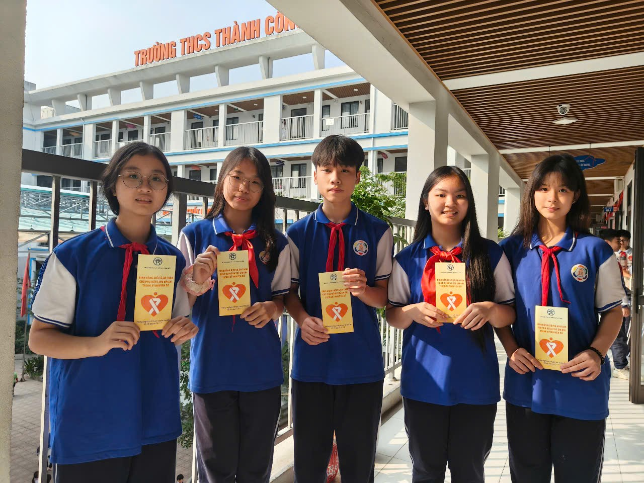 Ảnh có chứa trang phục, người, cười, tòa nhà

Nội dung do AI tạo ra có thể không chính xác.