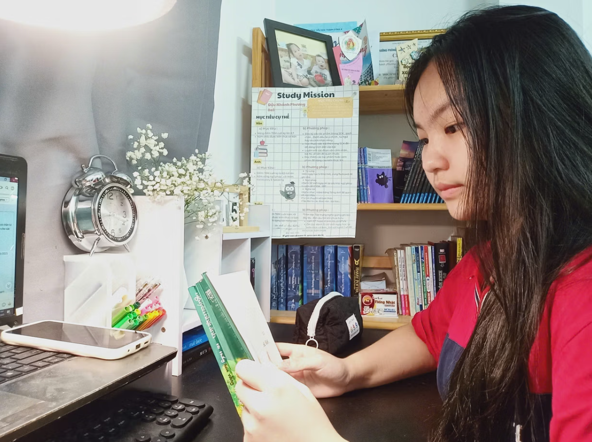 Ảnh có chứa người, trong nhà, văn bản, trang phục

Nội dung do AI tạo ra có thể không chính xác.