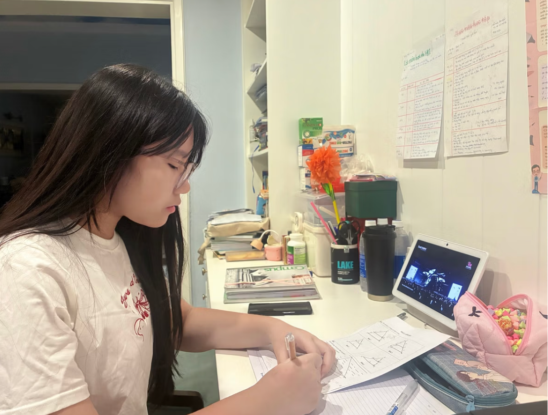 Ảnh có chứa người, trong nhà, máy tính, trang phục

Nội dung do AI tạo ra có thể không chính xác.