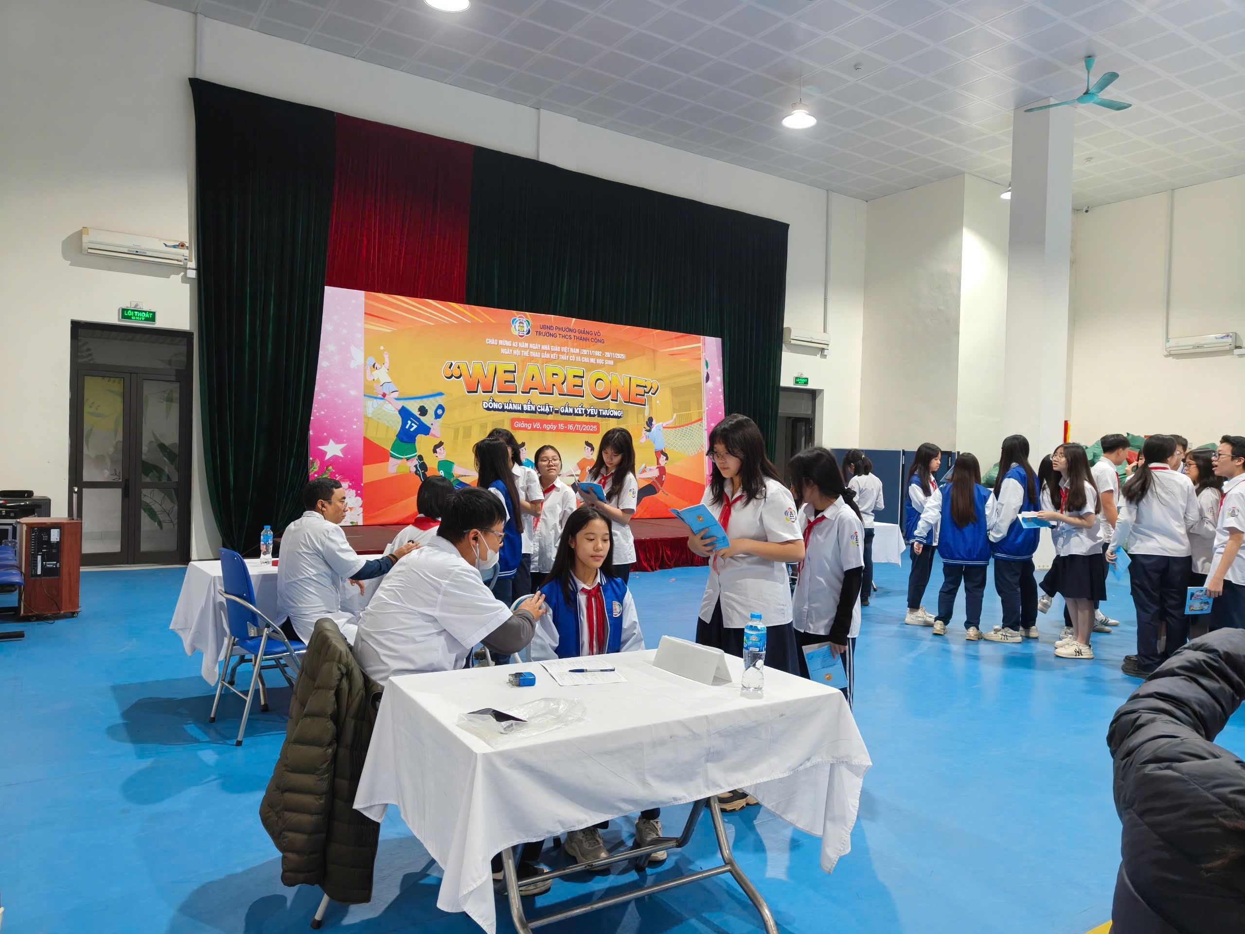 Ảnh có chứa trang phục, người, trong nhà, đồ đạc

Nội dung do AI tạo ra có thể không chính xác.