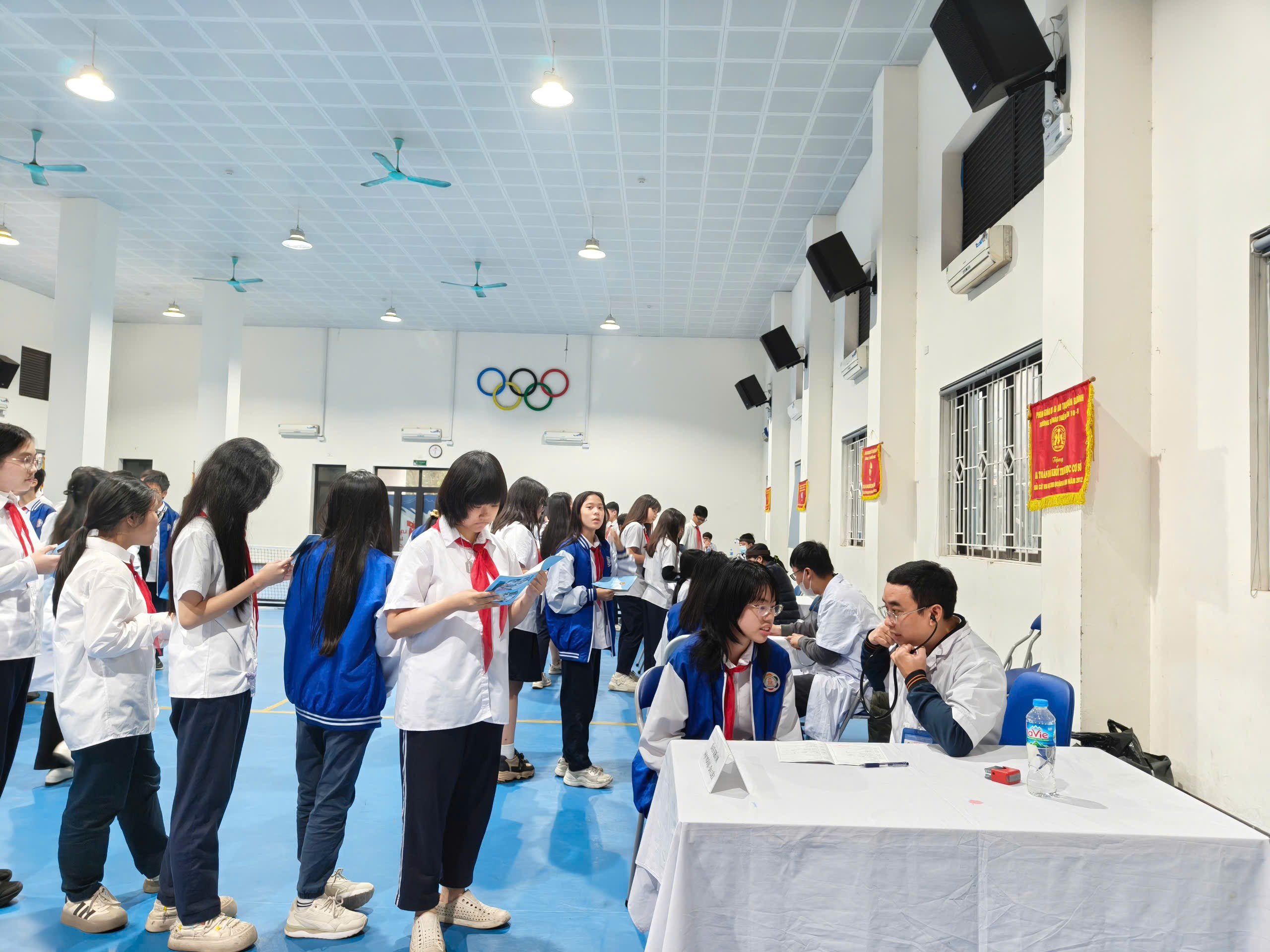 Ảnh có chứa trang phục, người, trong nhà, tường

Nội dung do AI tạo ra có thể không chính xác.