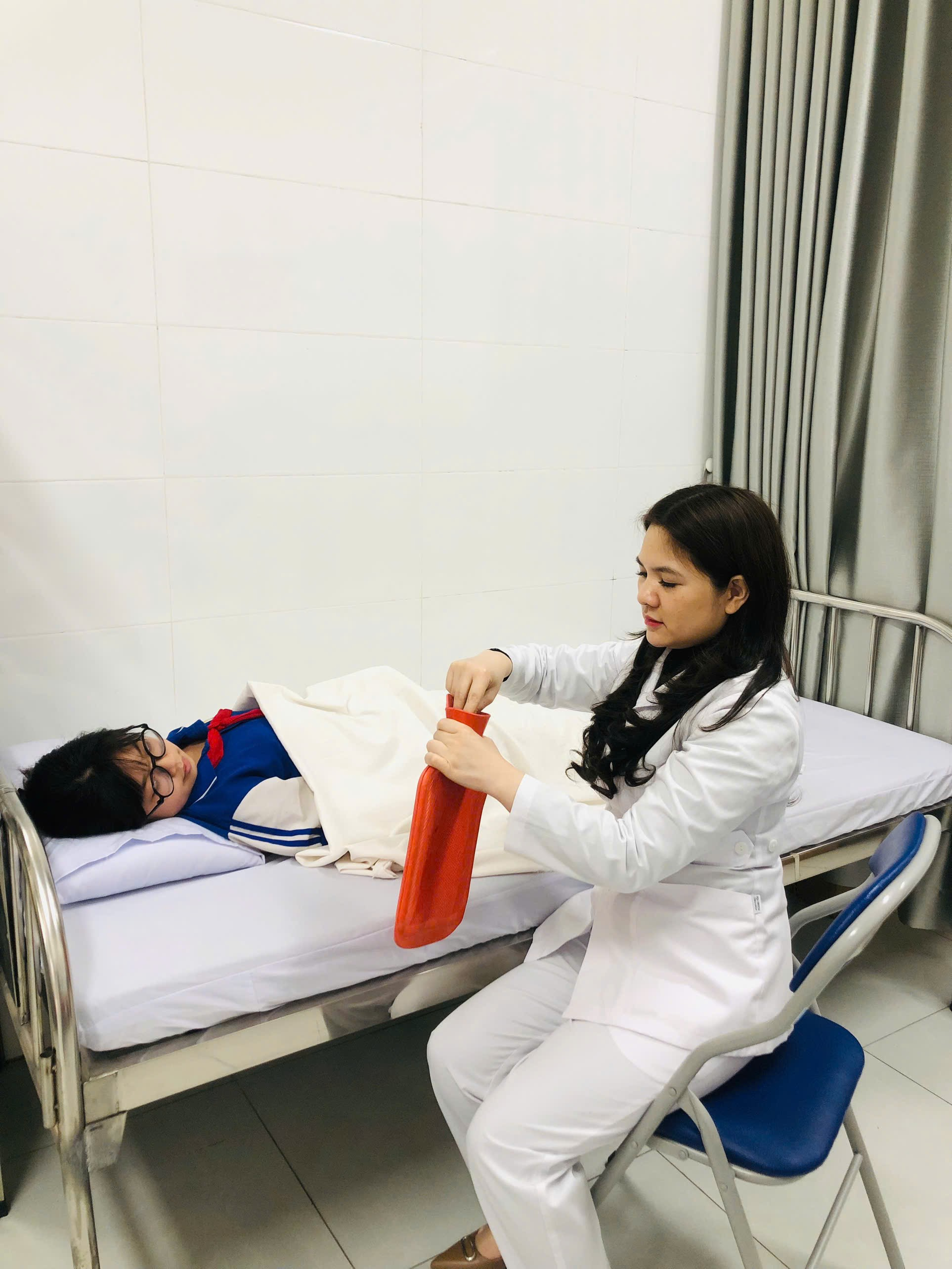 Ảnh có chứa trang phục, Thiết bị y tế, người, trong nhà

Nội dung do AI tạo ra có thể không chính xác.