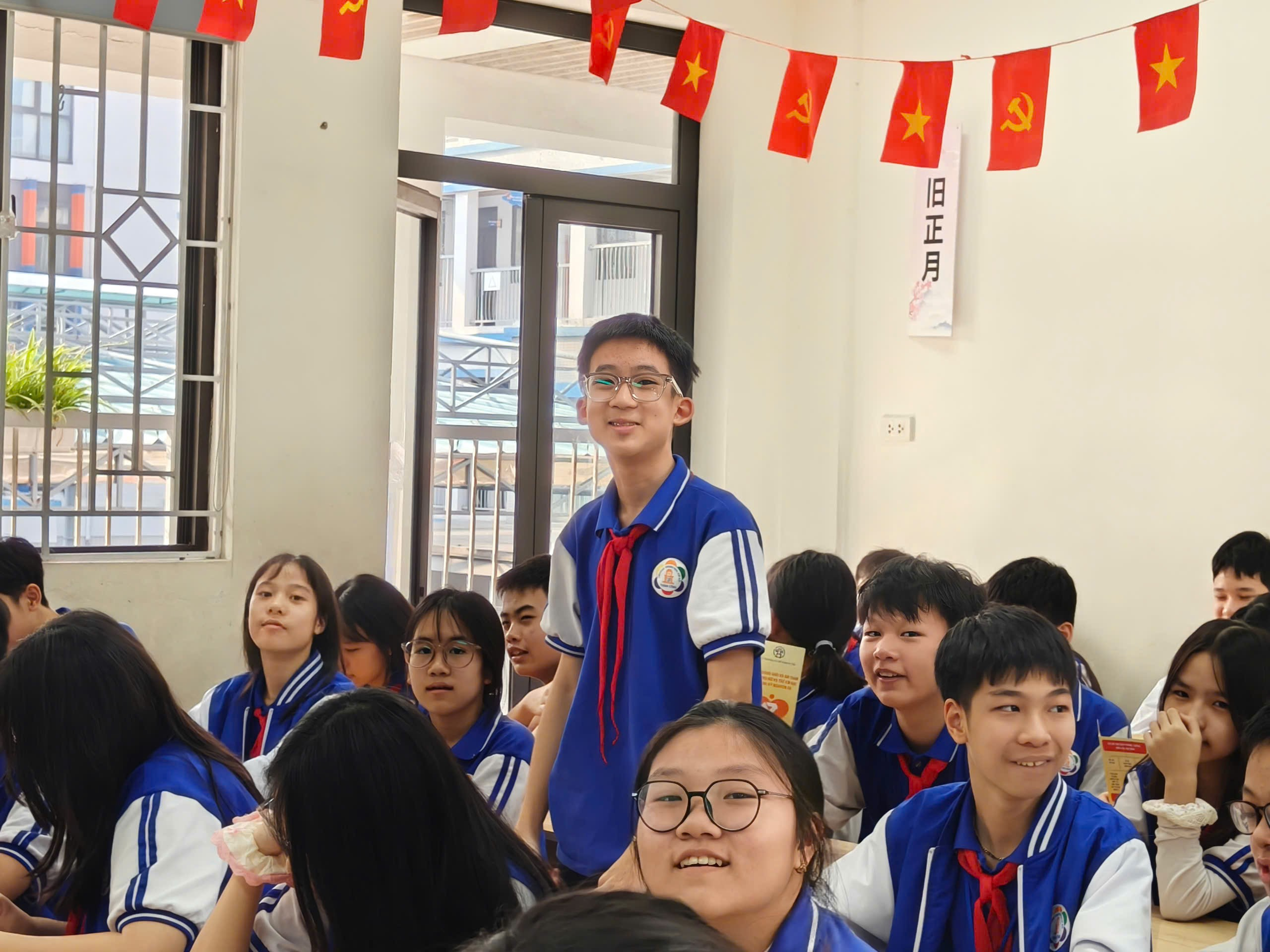 Ảnh có chứa trang phục, người, Mặt người, trong nhà

Nội dung do AI tạo ra có thể không chính xác.