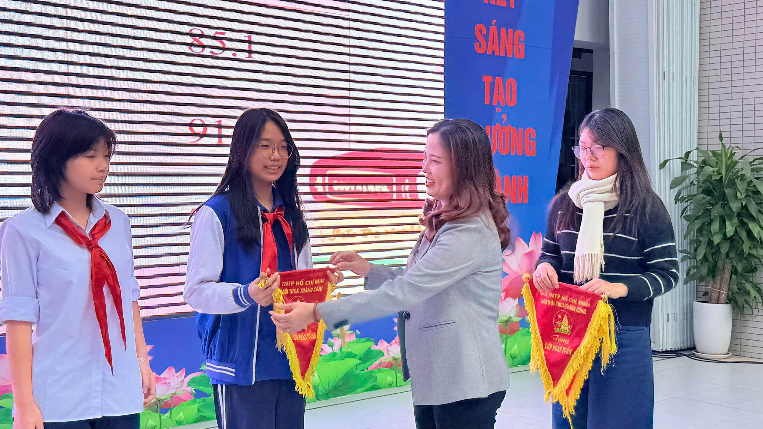 Ảnh có chứa trang phục, người, cười, Mặt người

Nội dung do AI tạo ra có thể không chính xác.