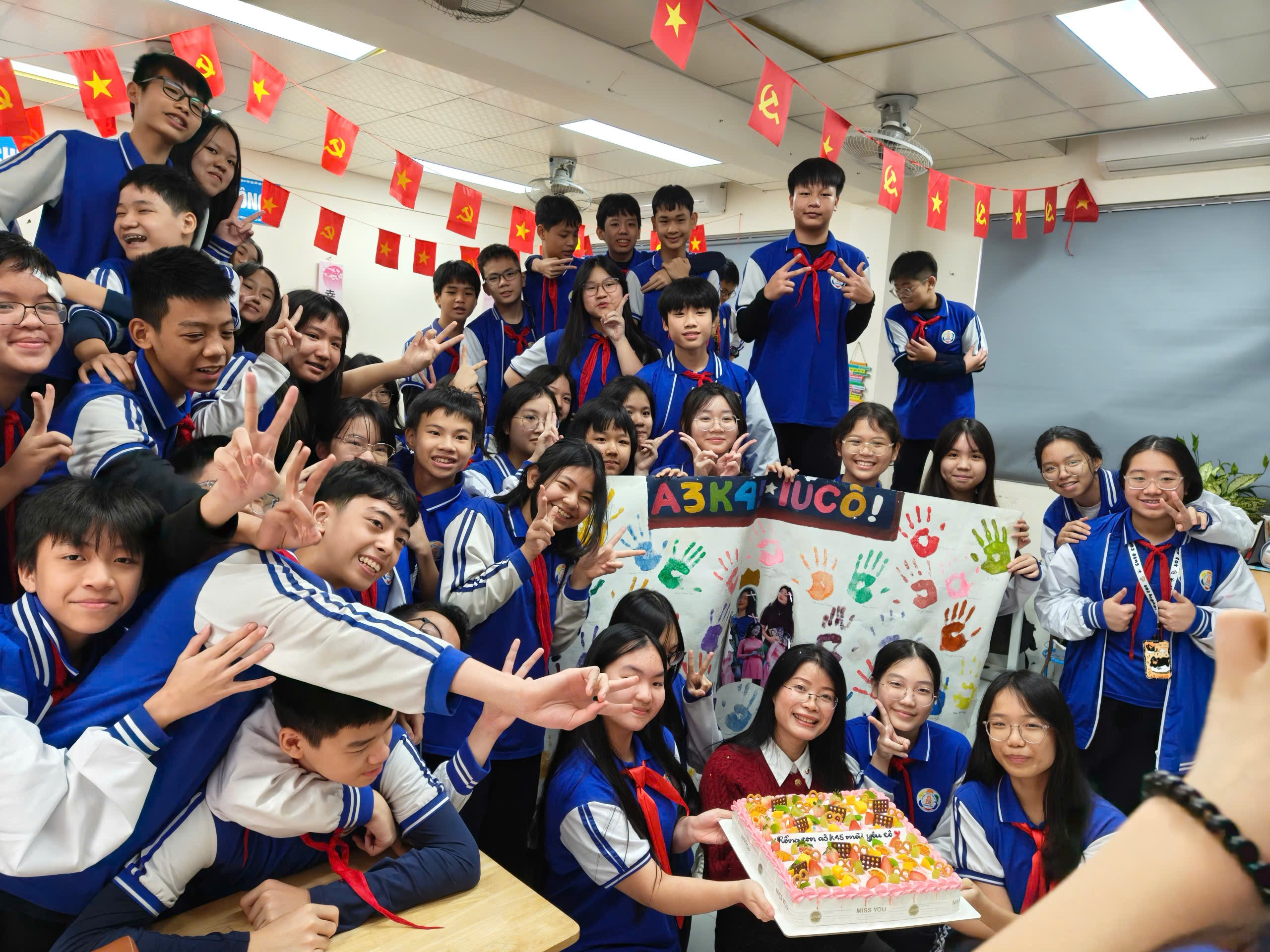 Ảnh có chứa người, trang phục, Mặt người, trong nhà

Nội dung do AI tạo ra có thể không chính xác.