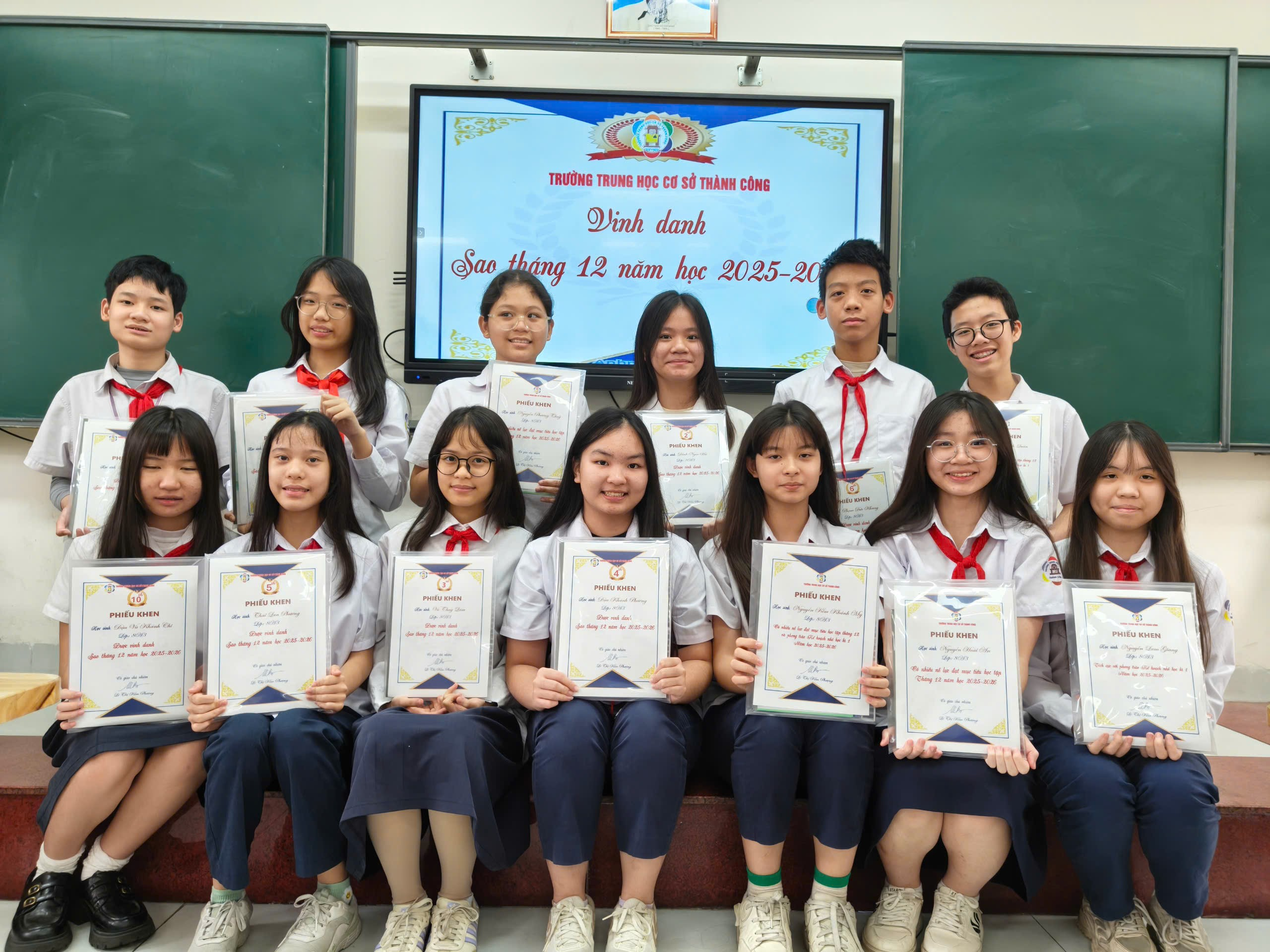 Ảnh có chứa trang phục, người, cười, Mặt người

Nội dung do AI tạo ra có thể không chính xác.