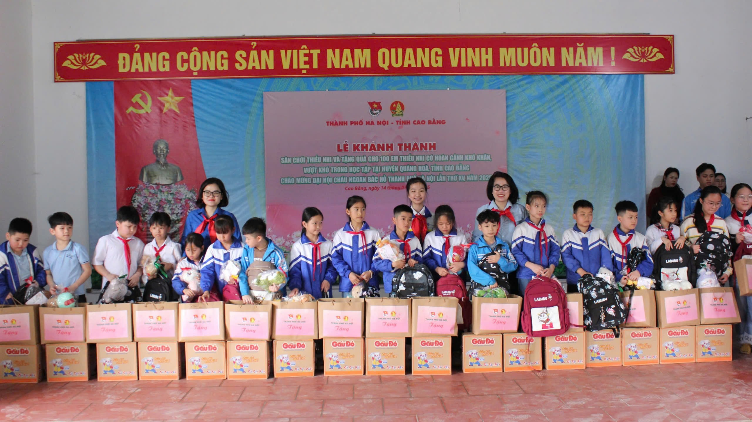 Ảnh có chứa người, trang phục, tường, văn bản

Nội dung do AI tạo ra có thể không chính xác.