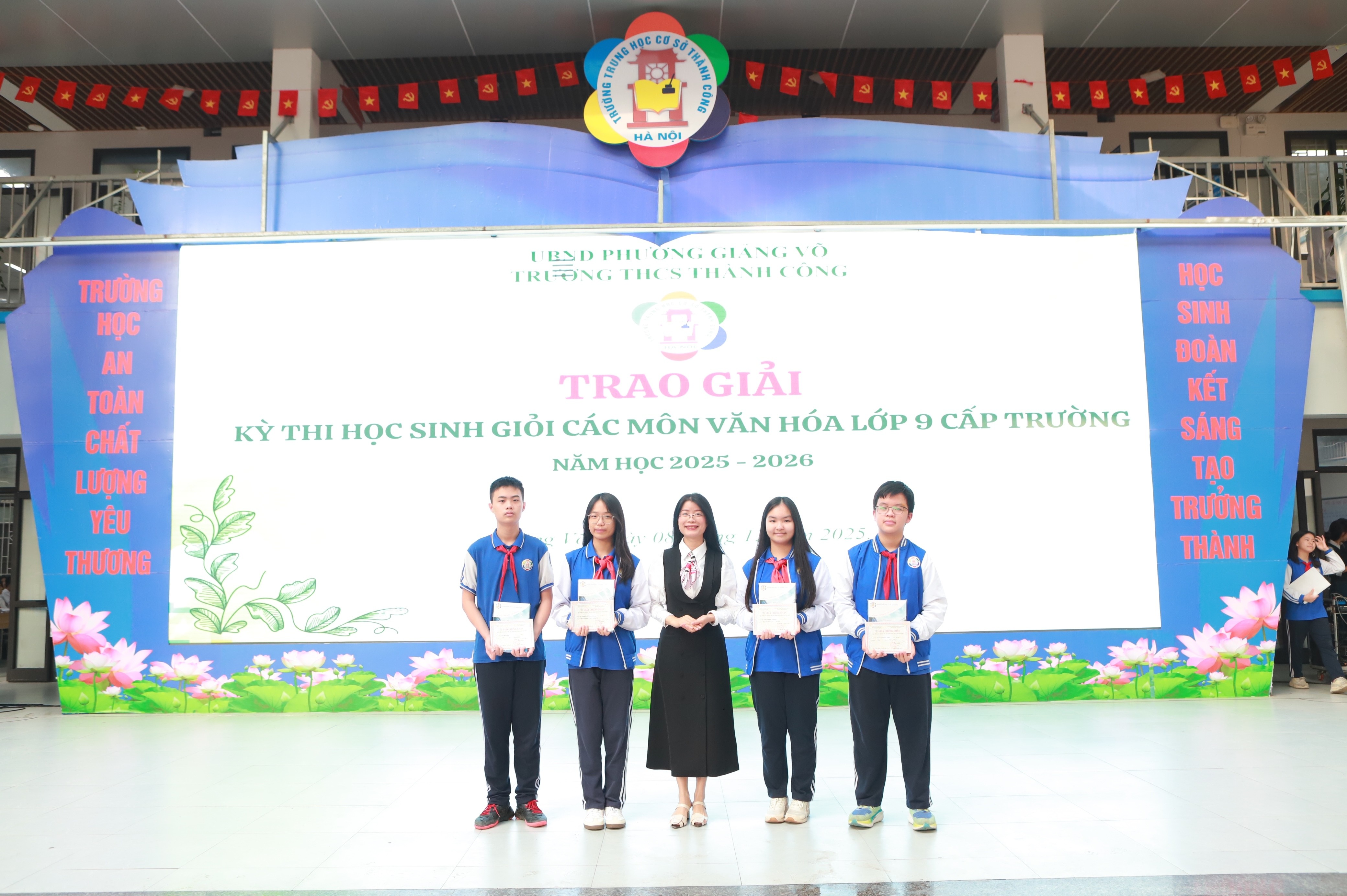 Ảnh có chứa văn bản, trang phục, người, trong nhà

Nội dung do AI tạo ra có thể không chính xác.