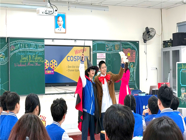 A group of people in a classroom

Description automatically generated