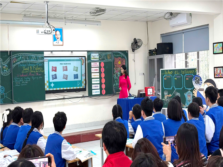 A person standing in front of a classroom

Description automatically generated