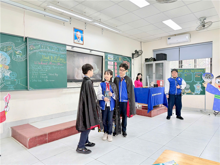 A group of people in a classroom

Description automatically generated