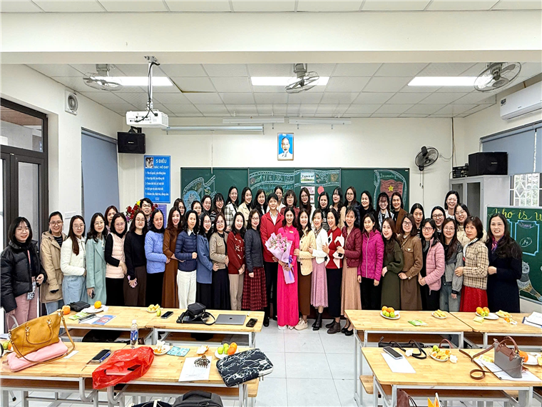 A group of women in a classroom

Description automatically generated