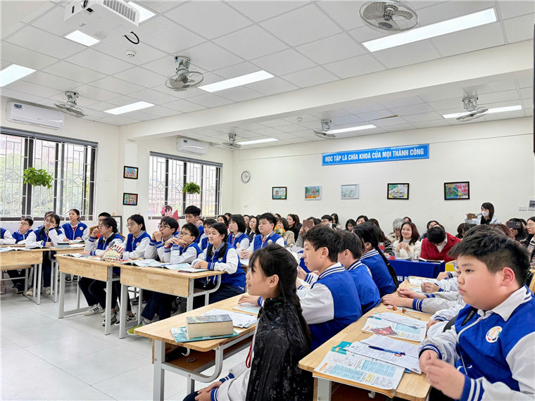 A group of students in a classroom

Description automatically generated