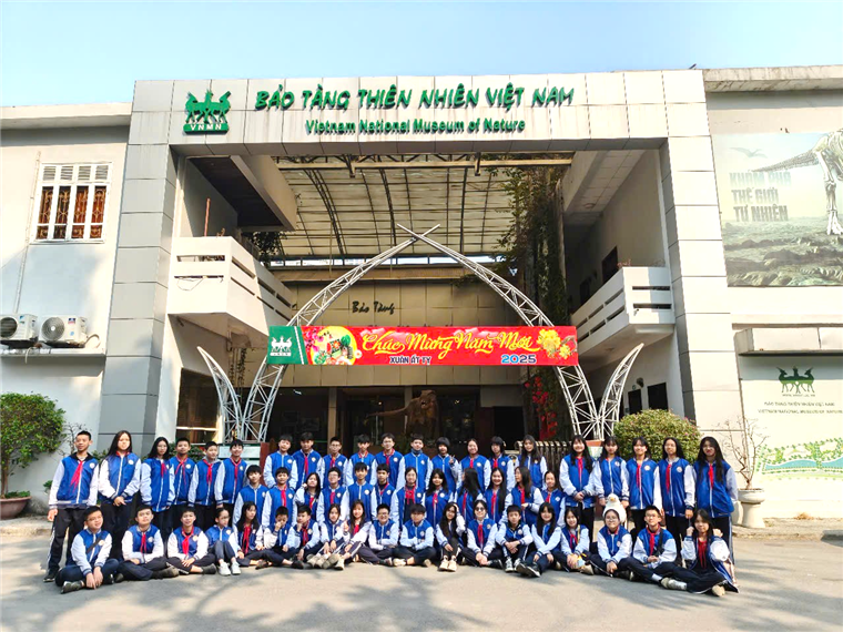 Ảnh có chứa tòa nhà, người, ngoài trời, trang phục

Nội dung do AI tạo ra có thể không chính xác.