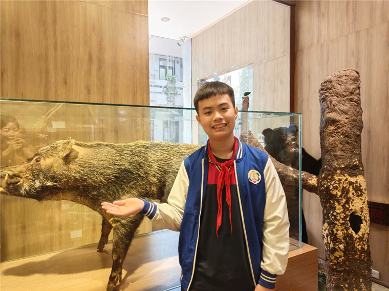 Ảnh có chứa trang phục, người, Mặt người, cười

Nội dung do AI tạo ra có thể không chính xác.