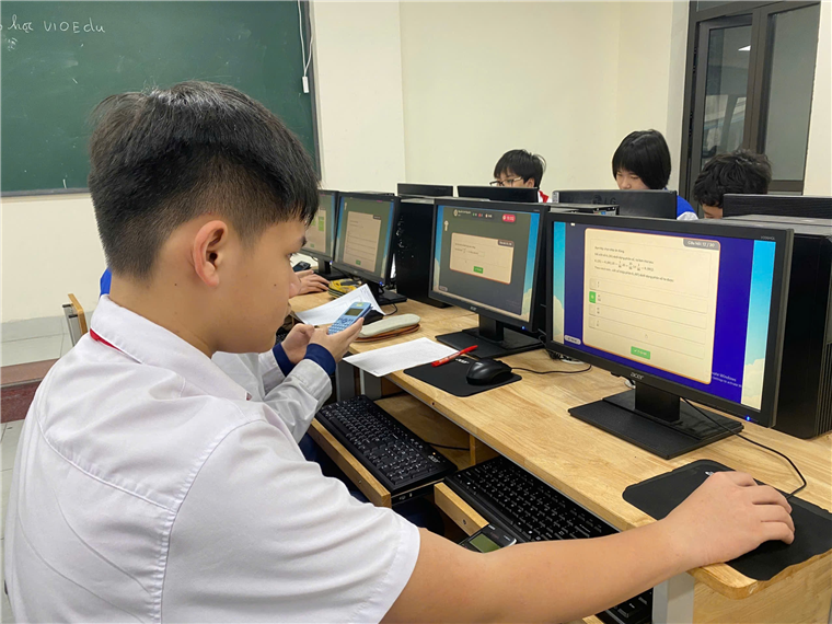 A group of people in a room with computers

AI-generated content may be incorrect.
