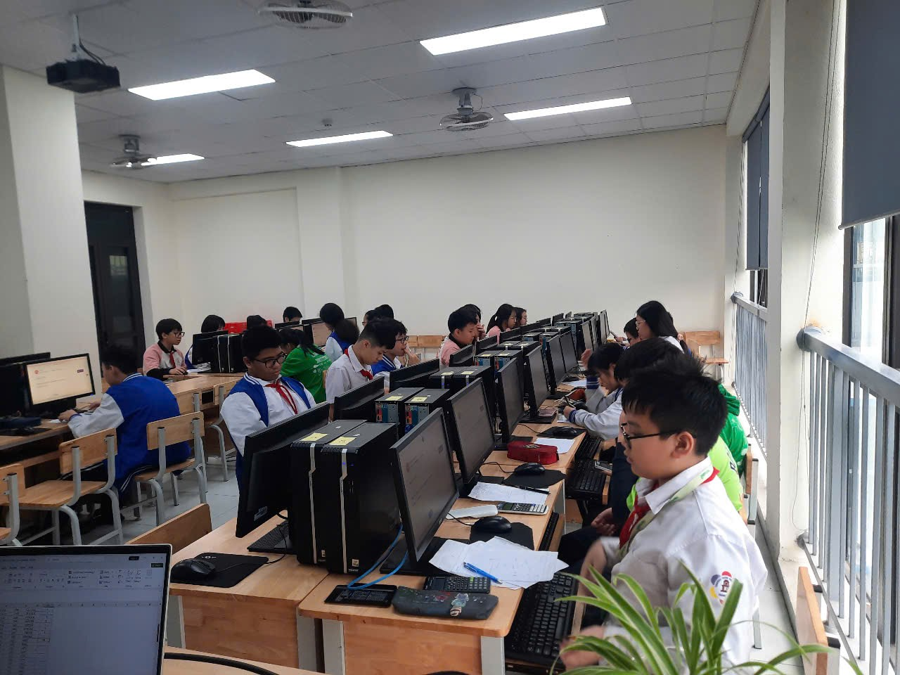 A group of people in a room with computers

AI-generated content may be incorrect.
