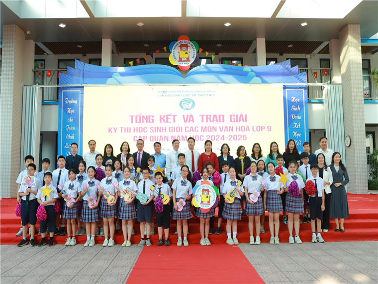 Ảnh có chứa người, trang phục, giày dép, tòa nhà

Nội dung do AI tạo ra có thể không chính xác.