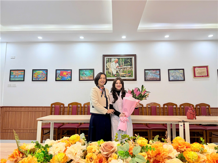 Ảnh có chứa tường, trong nhà, trang phục, Cắm hoa

Nội dung do AI tạo ra có thể không chính xác.