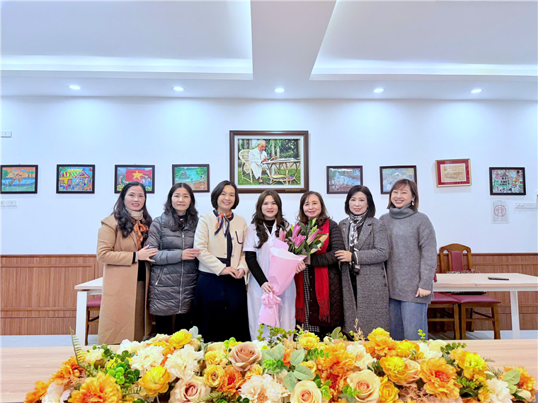Ảnh có chứa tường, trang phục, trong nhà, hoa

Nội dung do AI tạo ra có thể không chính xác.