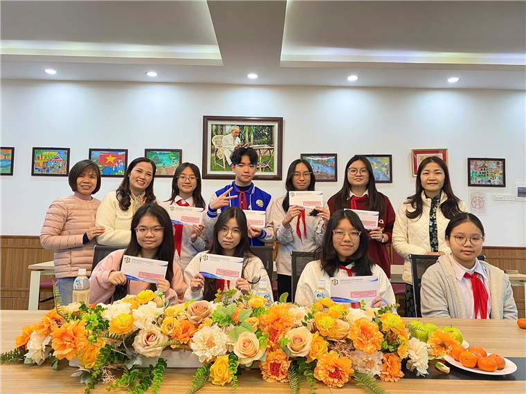 Ảnh có chứa trong nhà, tường, trang phục, người

Nội dung do AI tạo ra có thể không chính xác.
