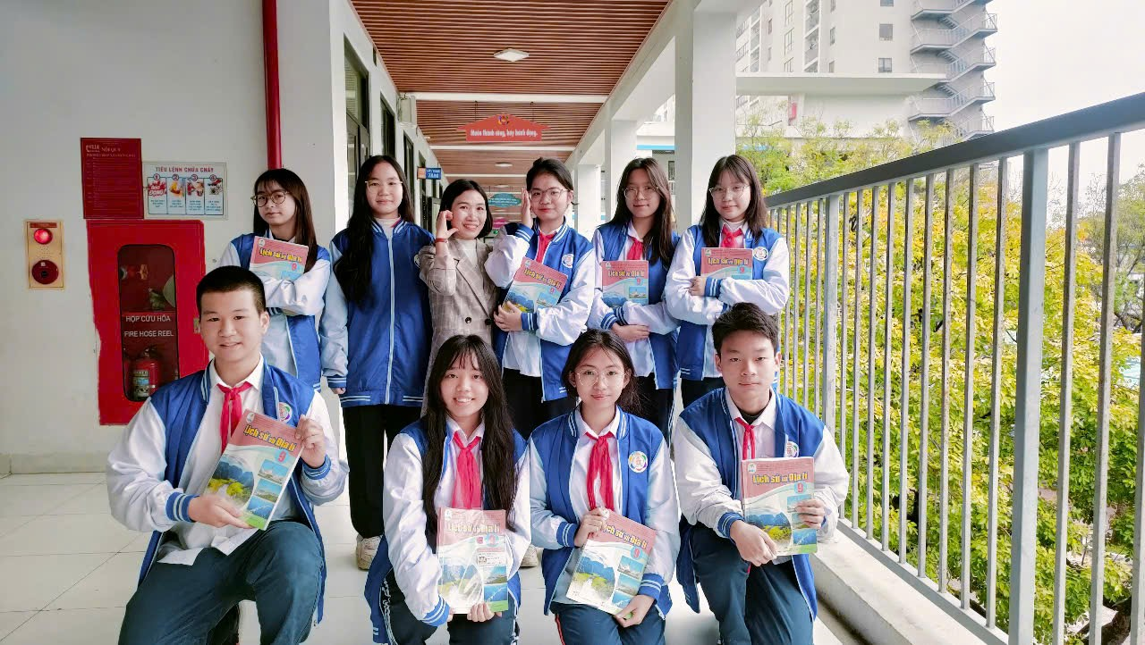 Ảnh có chứa trang phục, người, cười, Mặt người

Nội dung do AI tạo ra có thể không chính xác.