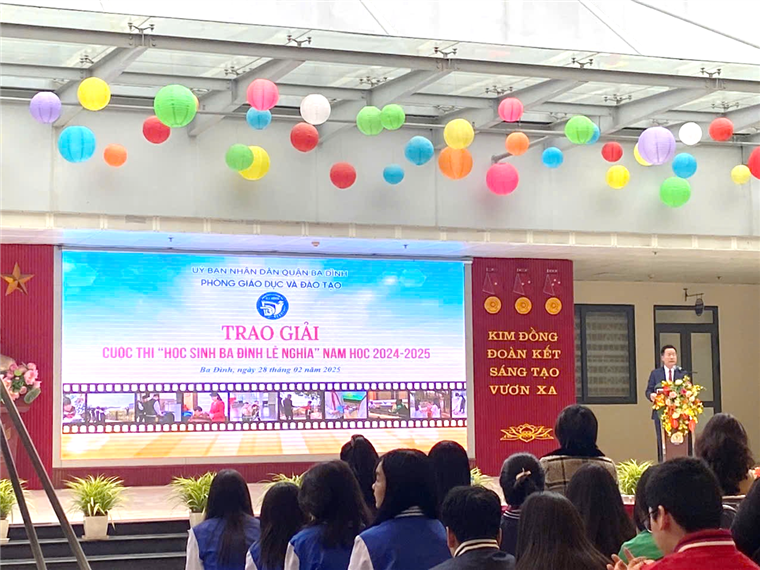 Ảnh có chứa văn bản, trang phục, người, trong nhà

Nội dung do AI tạo ra có thể không chính xác.