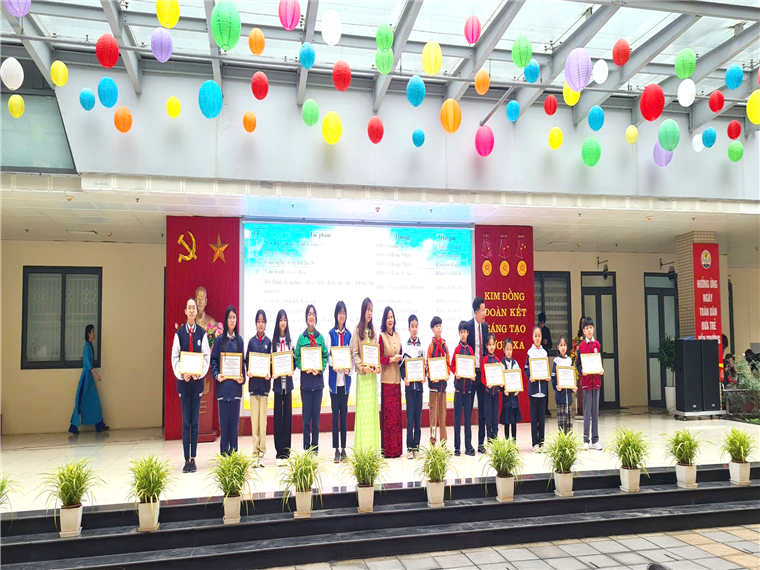 Ảnh có chứa văn bản, tòa nhà, trần nhà, nhóm

Nội dung do AI tạo ra có thể không chính xác.