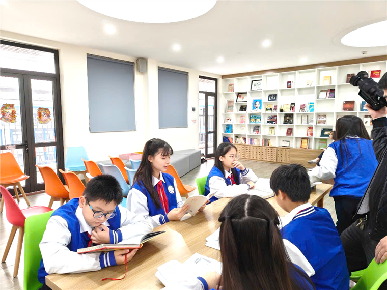 Ảnh có chứa trang phục, trong nhà, người, trường học

Mô tả được tạo tự động