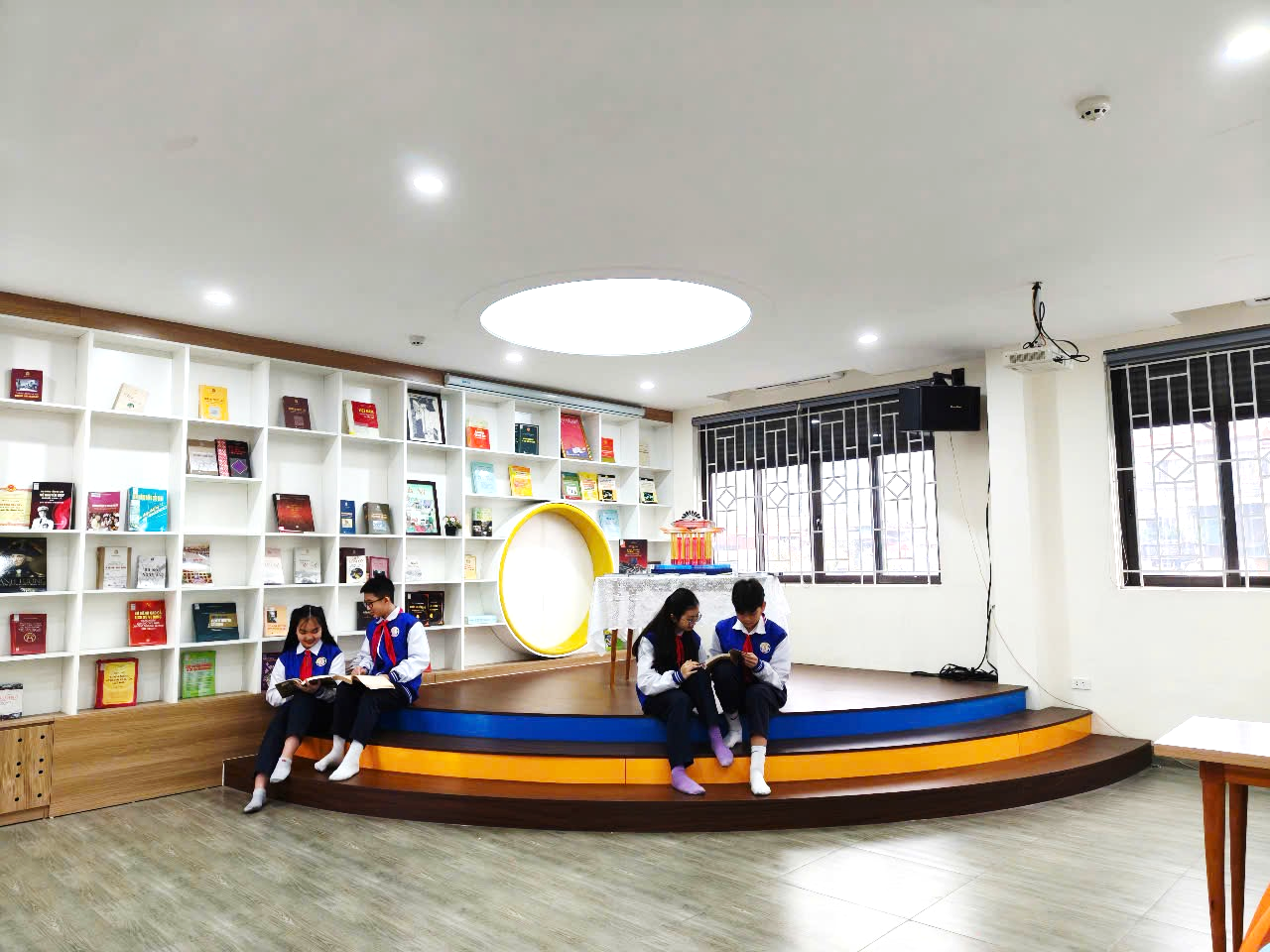 Ảnh có chứa trong nhà, tường, cái kệ, đồ đạc

Mô tả được tạo tự động
