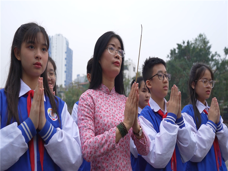 Ảnh có chứa người, trang phục, bầu trời, Mặt người

Mô tả được tạo tự động