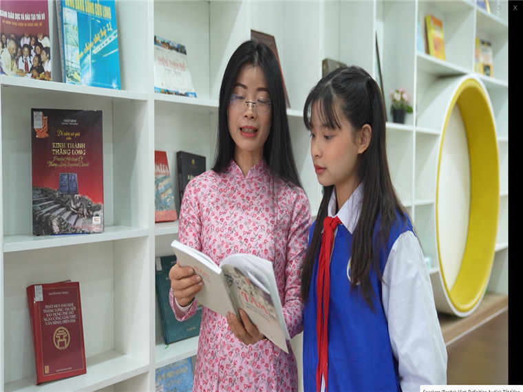 Ảnh có chứa trang phục, người, Mặt người, sách

Mô tả được tạo tự động