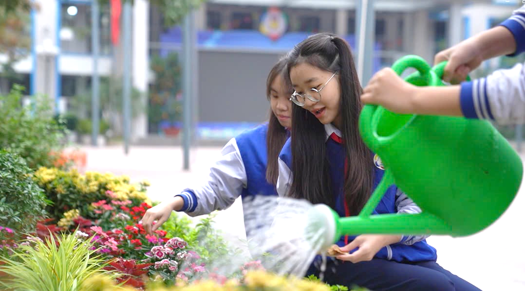 Ảnh có chứa trang phục, người, hoa, ngoài trời

Mô tả được tạo tự động