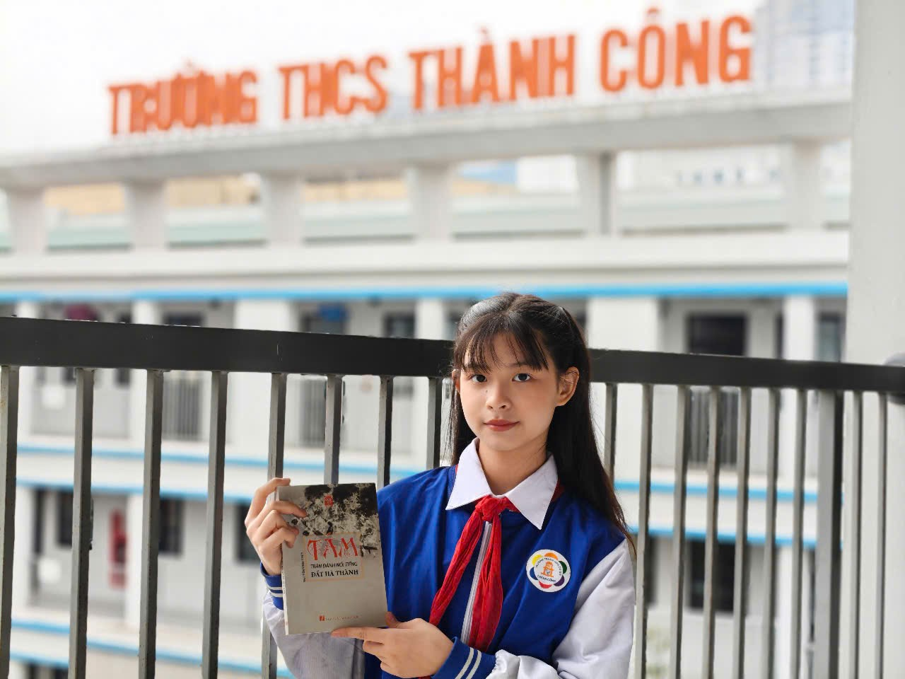 Ảnh có chứa trang phục, người, Mặt người, văn bản

Mô tả được tạo tự động